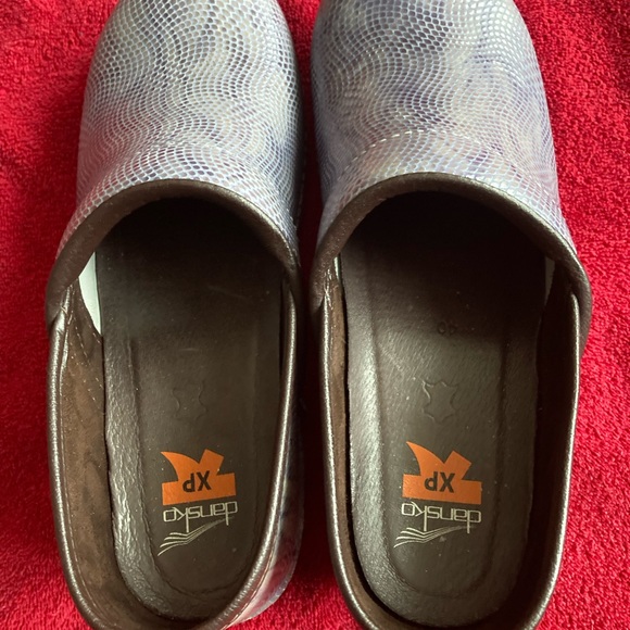 Dramatic new Dansko XP light blue size 40 clogs - Picture 2 of 4